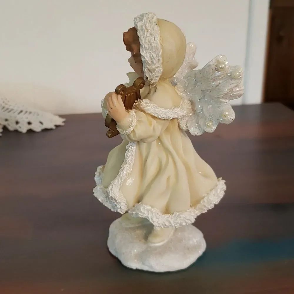 Lovely Vintage Resin Angel with Harp Figurine and Sparkly Wings - Picture 4 of 9